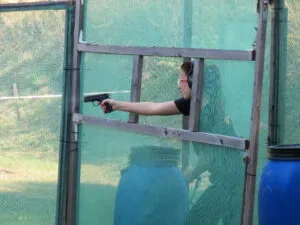 Střelba jednou rukou byla ztížena připoutáním druhé ruky k pevné překážce