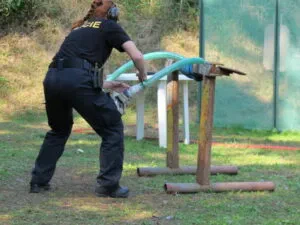 Bravurně zacházet s pouty musí umět každý policista