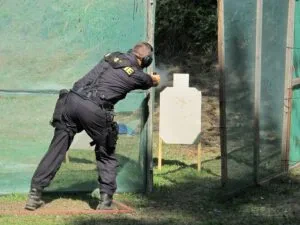 Policisté byli nuceni střílet z různých poloh a úhlů 