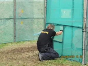 Policisté byli nuceni střílet z různých poloh a úhlů 