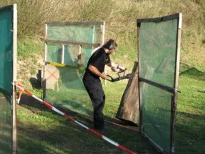 Před zahájení vlastní střelby museli policisté beranidlem vyrazit „dveře“, které představoval dřevěný špalek.