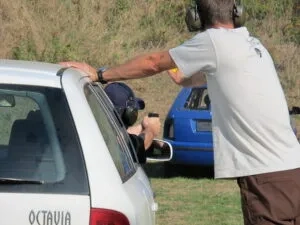 Střelbu z vozidla na vozidlo si běžně policisté vyzkouší jen málokdy