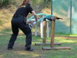 Bravurně zacházet s pouty musí umět každý policista