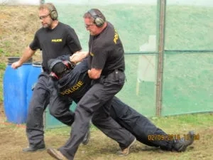 Na stagi pro družstva policisté simulovali záchranu zraněného kolegy