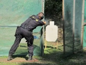 Policisté byli nuceni střílet z různých poloh a úhlů 